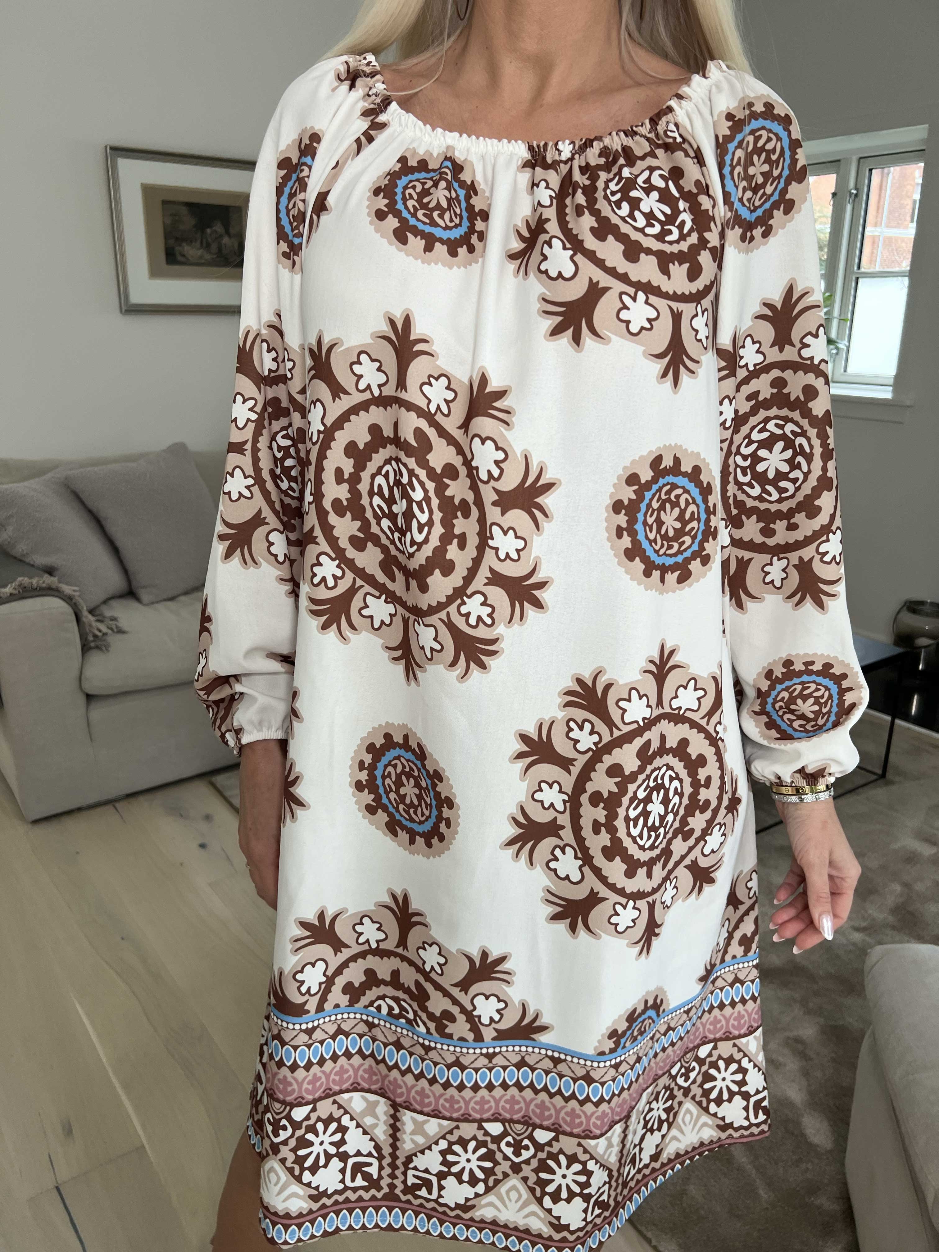 Paulina - Sød langærmet kjole med elastik i udskæringen